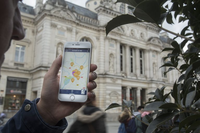 Projet Angers Ville Intelligente et Connectee (PAVIC) pour les applications Smart city Etienne Henry avec un telephone mobile place du Ralliement